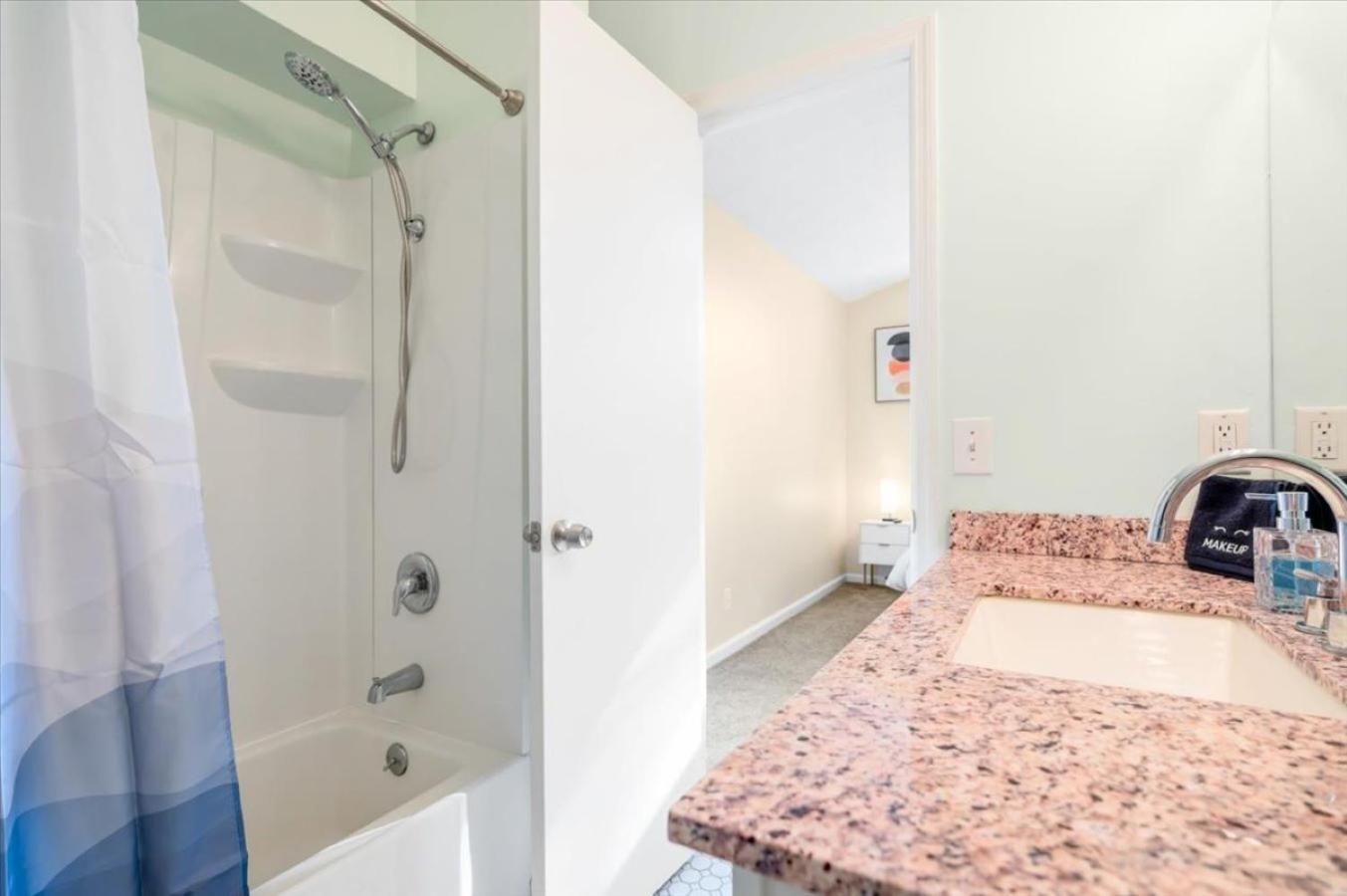 Private Yard - Parking - 75tv - No Stairs - King Bed Сasa de vacaciones *