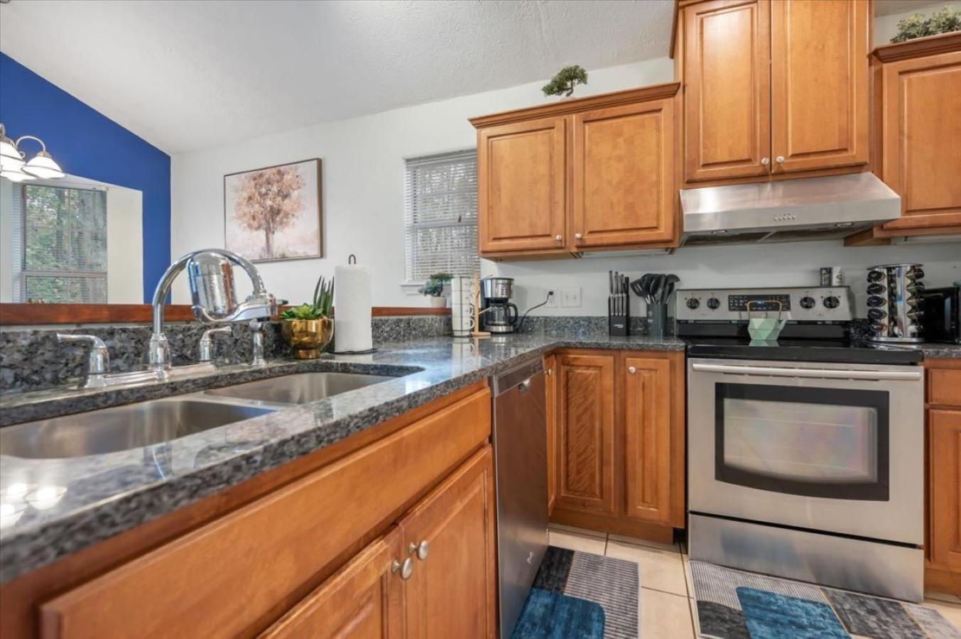 Private Yard - Parking - 75tv - No Stairs - King Bed Savannah