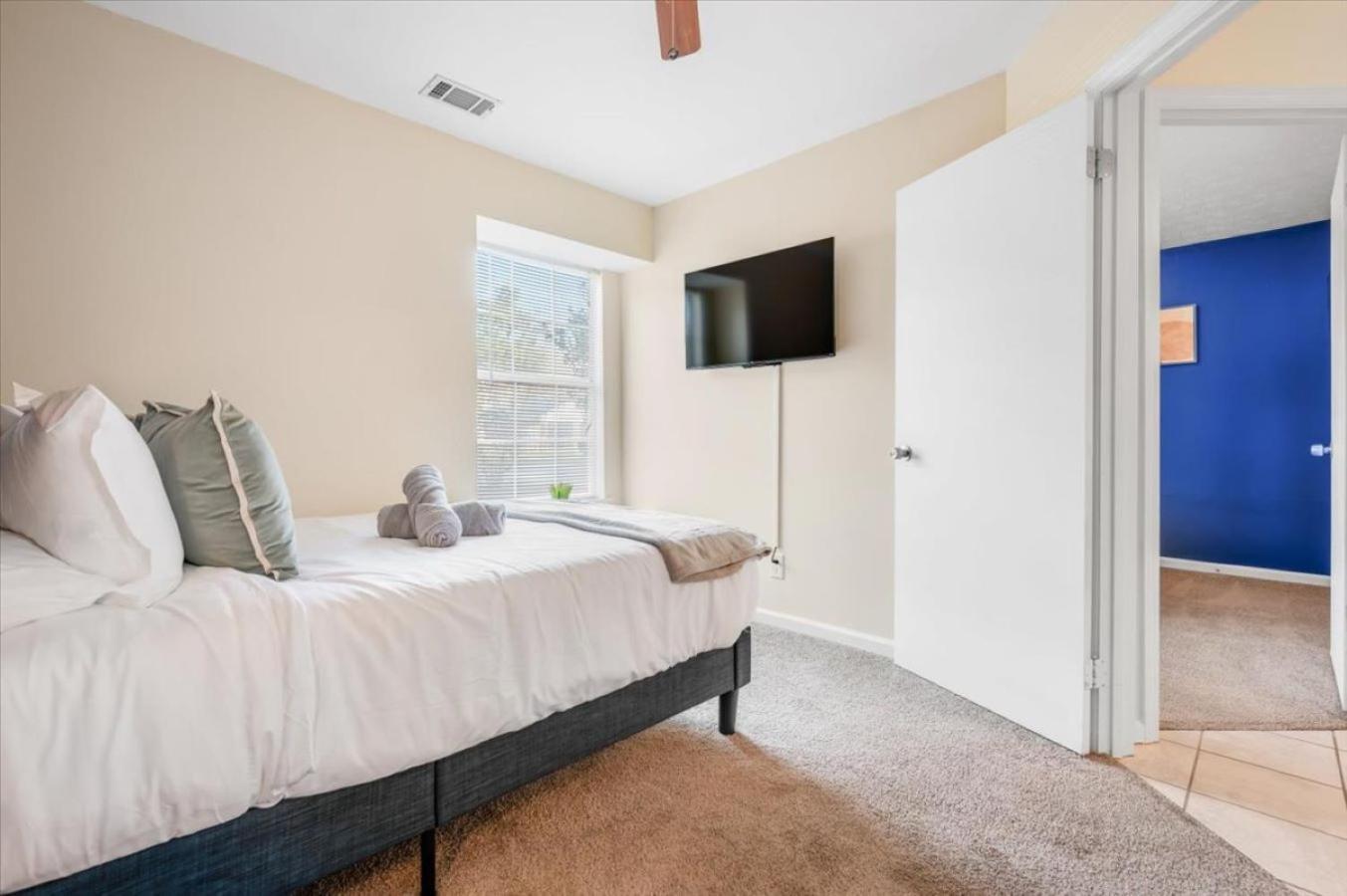 Private Yard - Parking - 75tv - No Stairs - King Bed Сasa de vacaciones