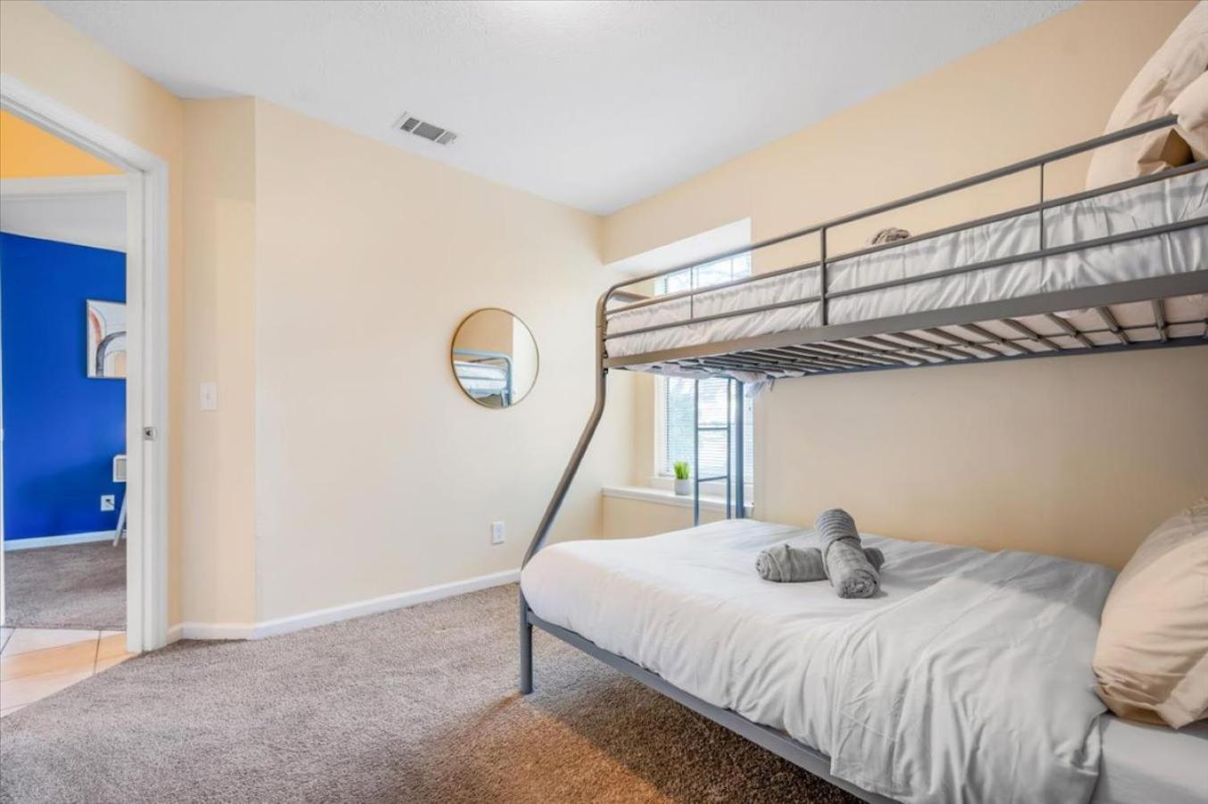 Private Yard - Parking - 75tv - No Stairs - King Bed Сasa de vacaciones *