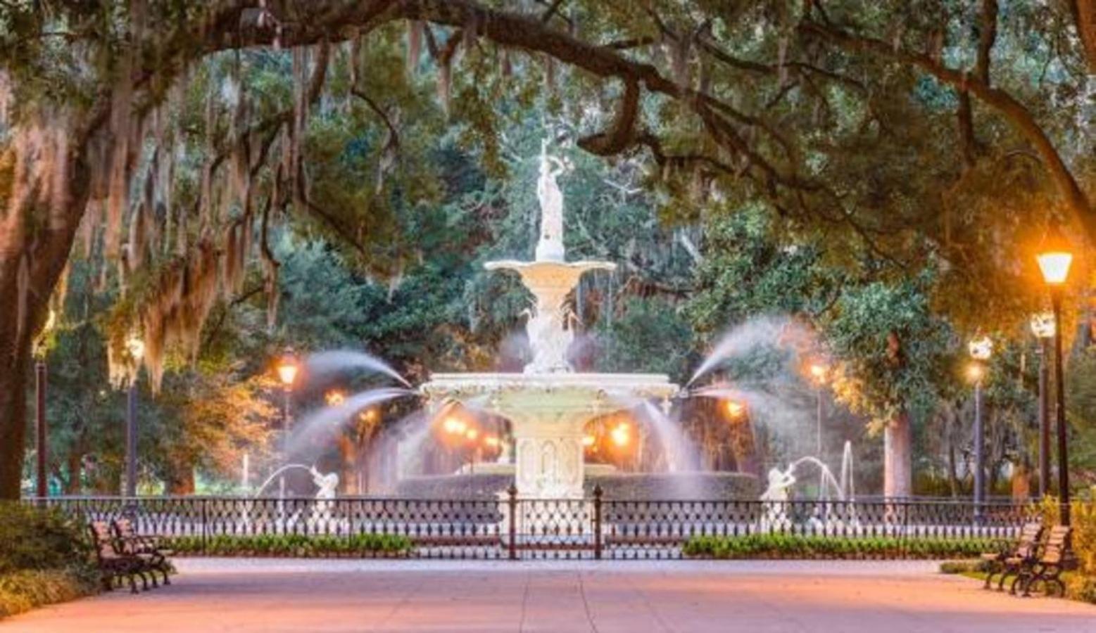 Private Yard - Parking - 75tv - No Stairs - King Bed Сasa de vacaciones Savannah