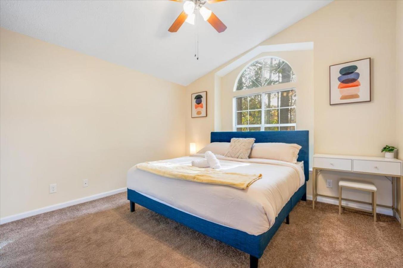 Private Yard - Parking - 75tv - No Stairs - King Bed