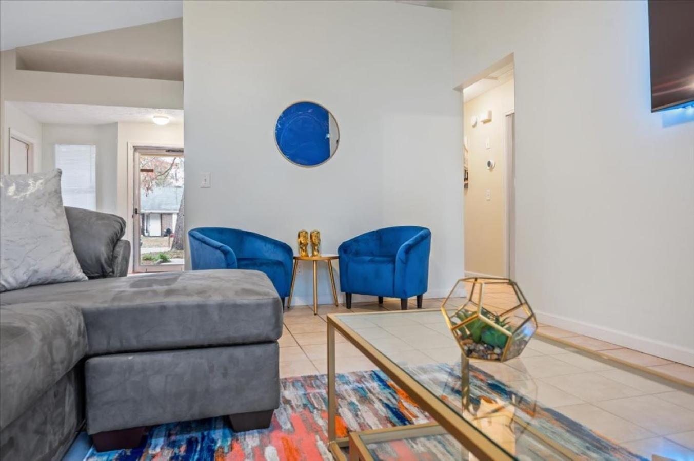 Private Yard - Parking - 75tv - No Stairs - King Bed Holiday home Savannah