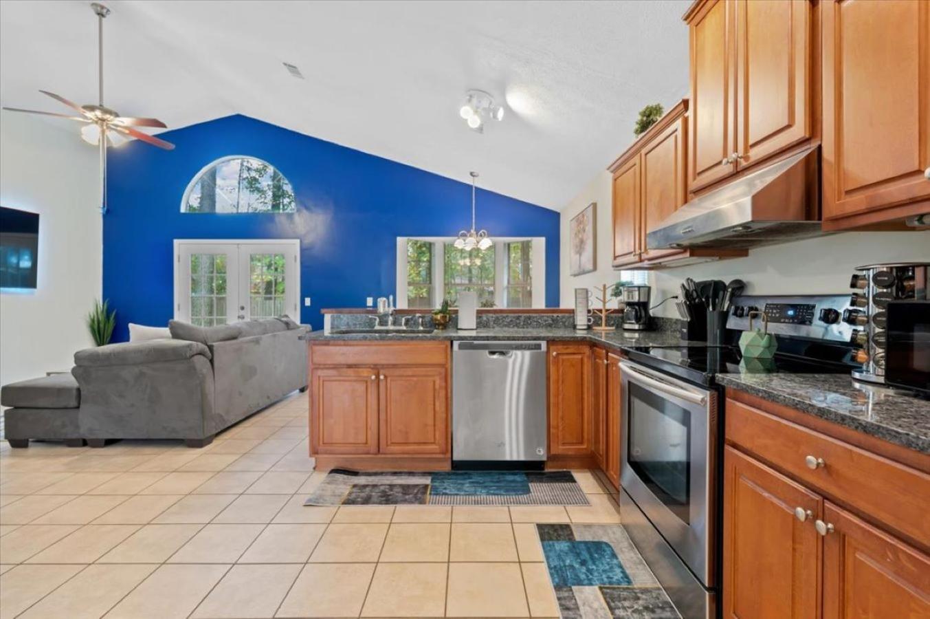 Holiday home Private Yard - Parking - 75tv - No Stairs - King Bed Savannah