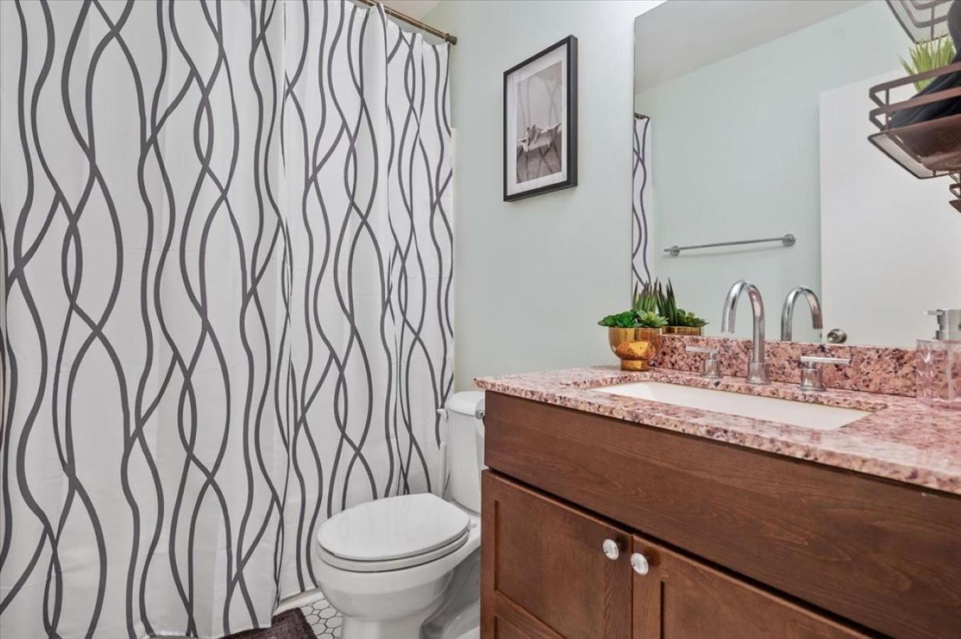 Private Yard - Parking - 75tv - No Stairs - King Bed Savannah