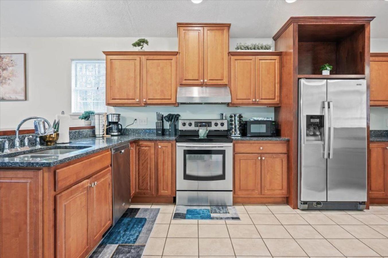 Private Yard - Parking - 75tv - No Stairs - King Bed Savannah